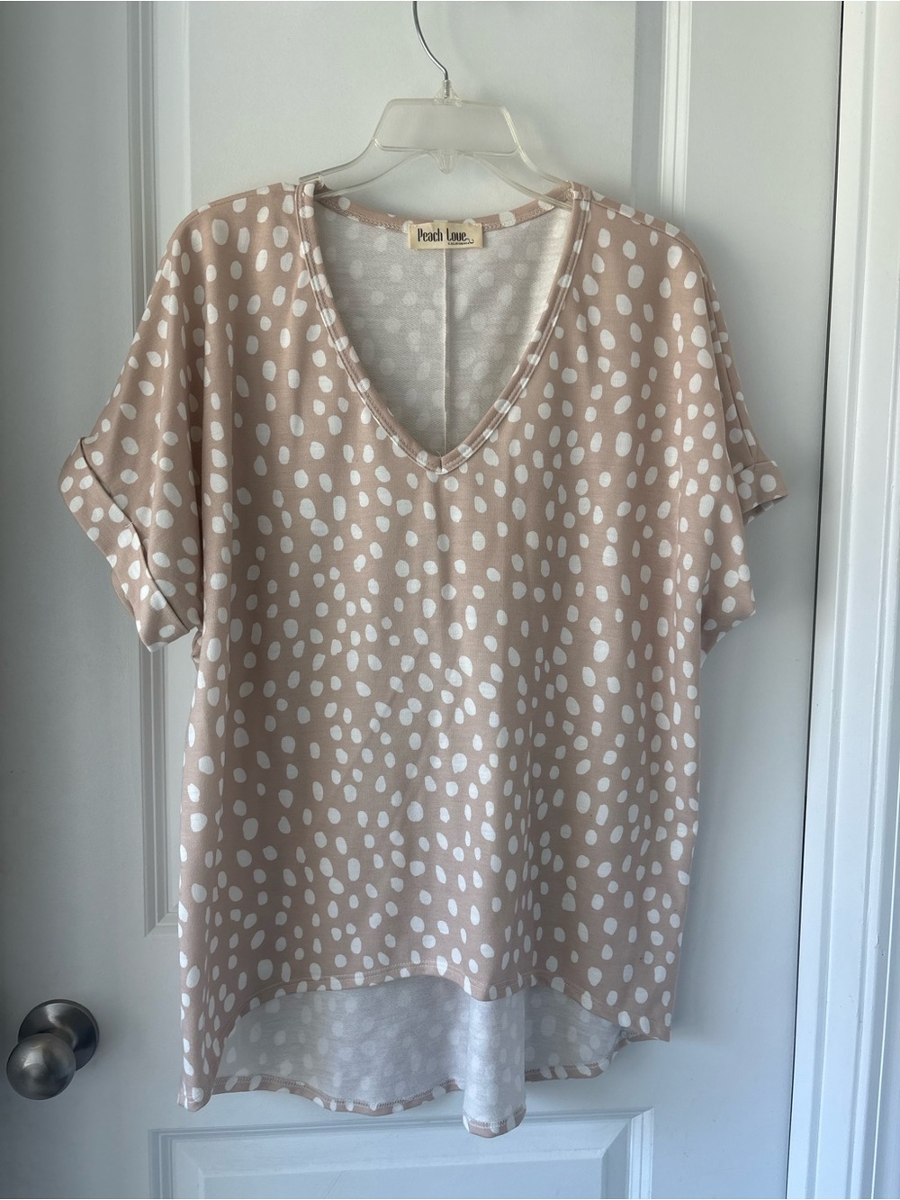 Peach Love California Beige Dot V-Neck Top Smoke Free Home Like New